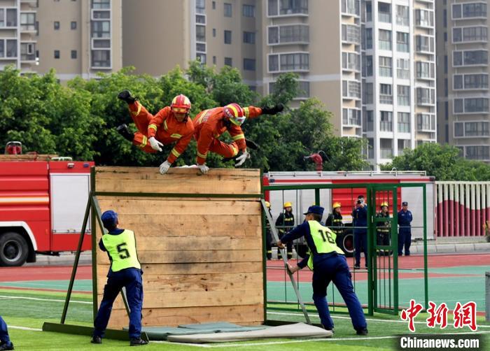 新消防員進行消防障礙接力操展示。　劉忠俊 攝