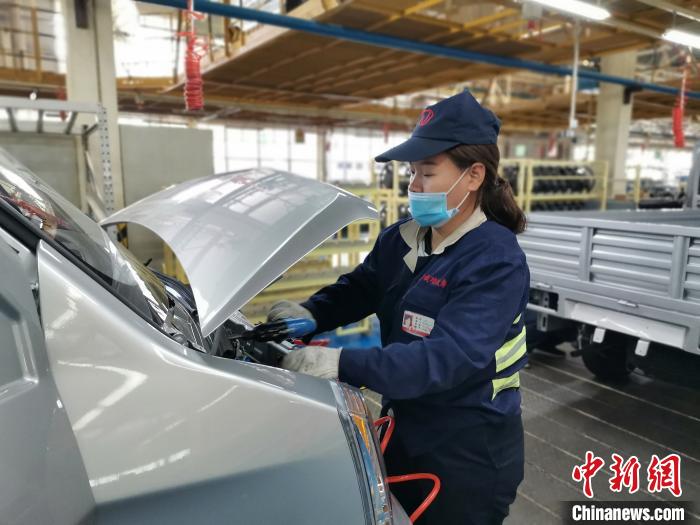 在滿足國(guó)外市場(chǎng)供應(yīng)的同時(shí)，成功汽車也緊盯國(guó)內(nèi)市場(chǎng)，拓渠道保銷量。　高飛 攝