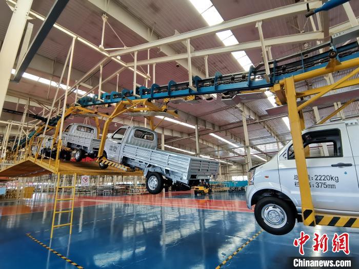 成功汽車是山西省重點(diǎn)轉(zhuǎn)型項(xiàng)目，擁有國(guó)內(nèi)先進(jìn)的零部件、發(fā)動(dòng)機(jī)整機(jī)自動(dòng)裝配和發(fā)動(dòng)機(jī)生產(chǎn)線、實(shí)驗(yàn)線，還有國(guó)際一流的工業(yè)機(jī)器人?！「唢w 攝