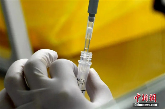 資料圖：工作人員正在準備檢測試劑。<a target='_blank'  data-cke-saved- >中新社</a>記者 王東明 攝