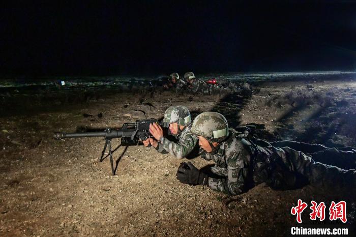 夜間狙擊手摧毀敵探照燈?！∑呀?攝