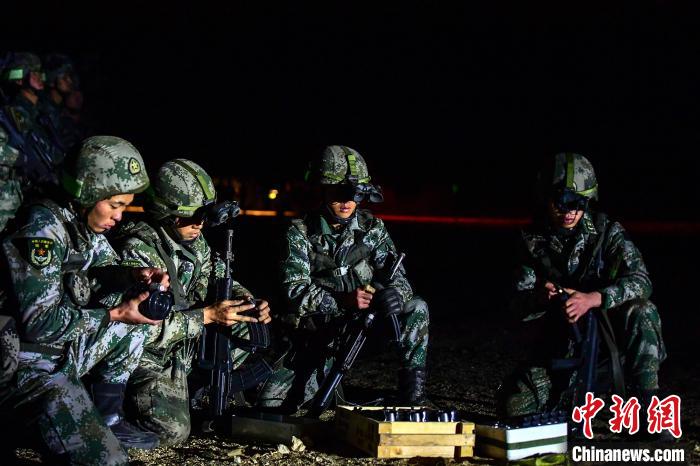 戰(zhàn)士正在補(bǔ)充彈藥?！∑呀?攝