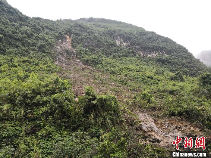 山體滑坡處?！↑S鵬 攝
