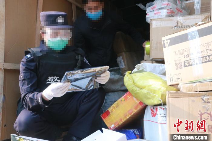 圖為勐康邊檢站民警在對快遞運輸車輛進行例行檢查。　楊添 攝