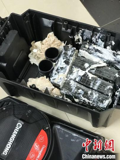 圖為臨滄邊境管理支隊從音響中查獲毒品?！⒂狼?攝