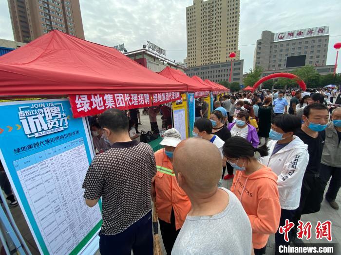 一些知名企業(yè)展臺前，投遞簡歷、咨詢就業(yè)的人絡(luò)繹不絕?！∏愊?攝