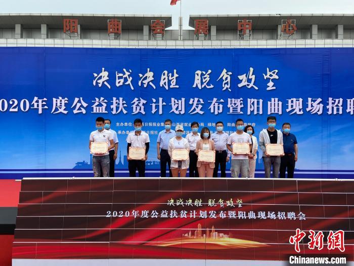 在現(xiàn)場，綠地集團(tuán)與困難就業(yè)群體就業(yè)代表簽署勞務(wù)合同，并為首批6名就業(yè)代表頒發(fā)上崗證書?！∏愊?攝