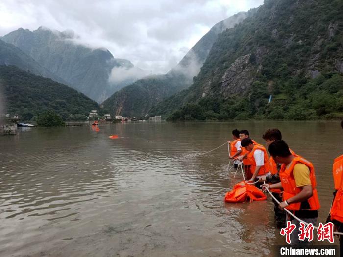 救援人員正在全力營救被困群眾?！〉ぐ托峁?攝