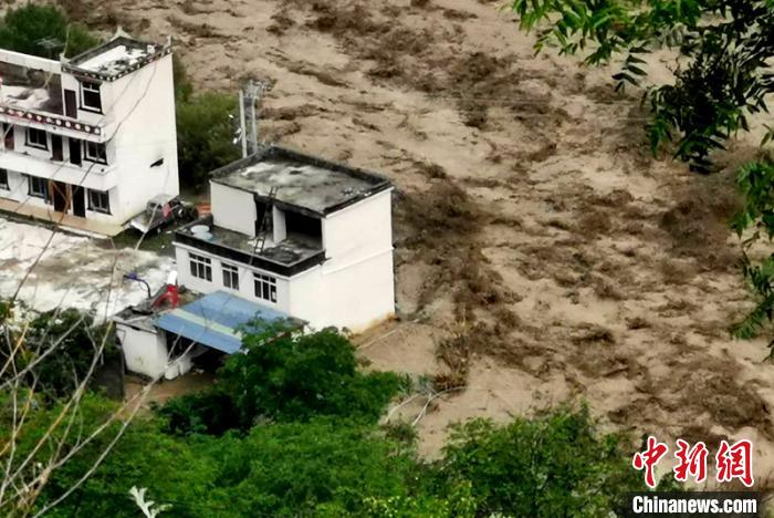 洪水淹沒房屋?！〉ぐ托峁?攝