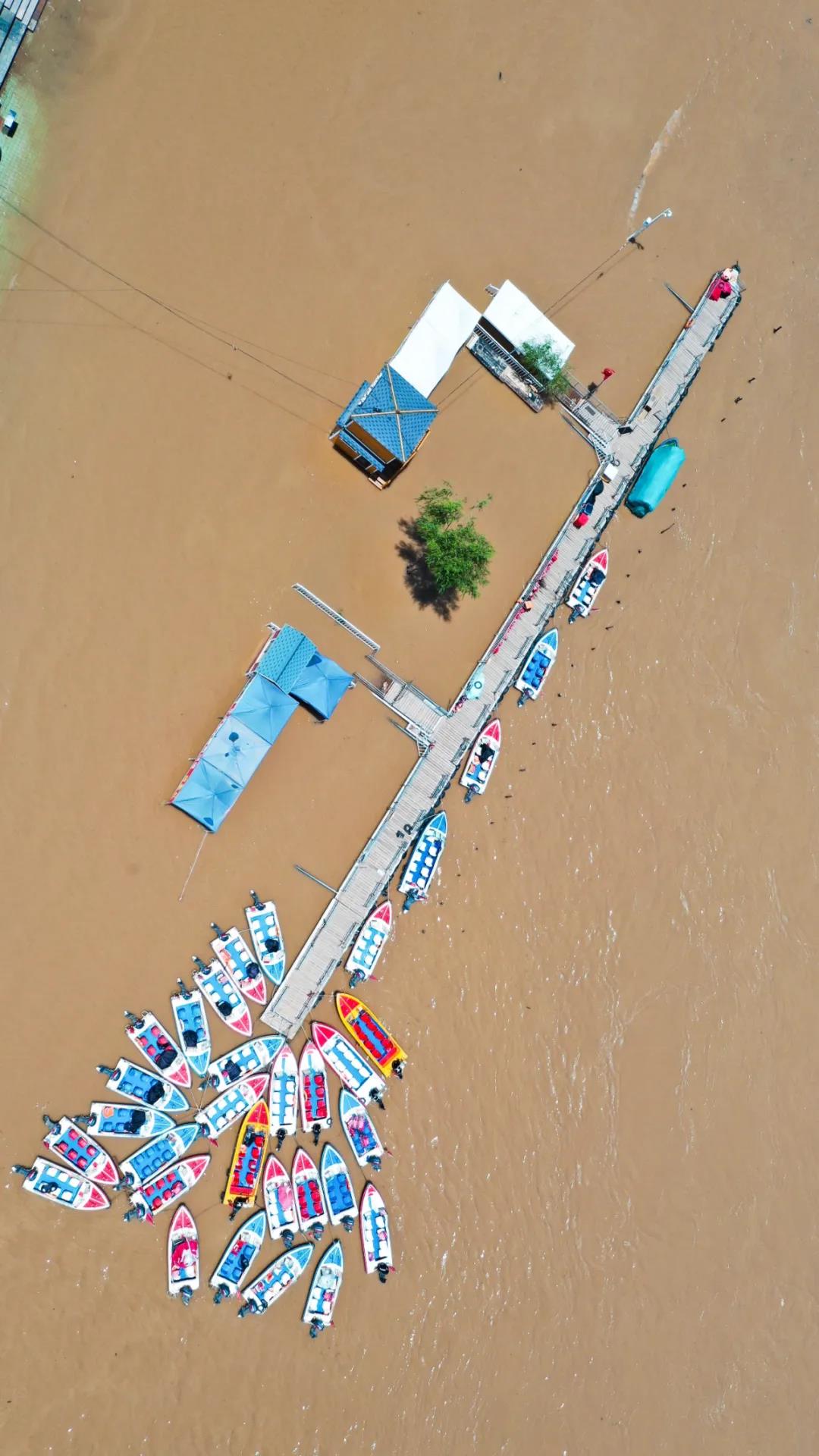▲圖為6月27日已暫時(shí)關(guān)閉的黃河蘭州段一處快艇碼頭（無(wú)人機(jī)照片）。新華社發(fā)（郎兵兵 攝）