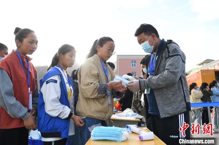 7月7日，考生在拉薩三高考點外領取口罩?！『闻罾?攝