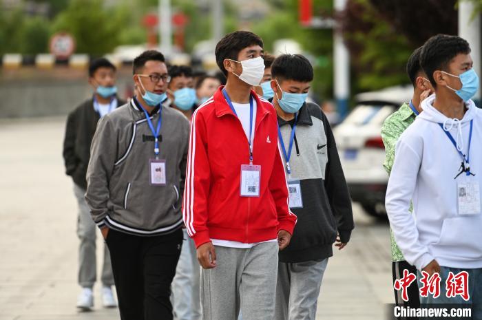 7月7日，考生在拉薩三高考點外有序排隊，等待進入考場。　何蓬磊 攝