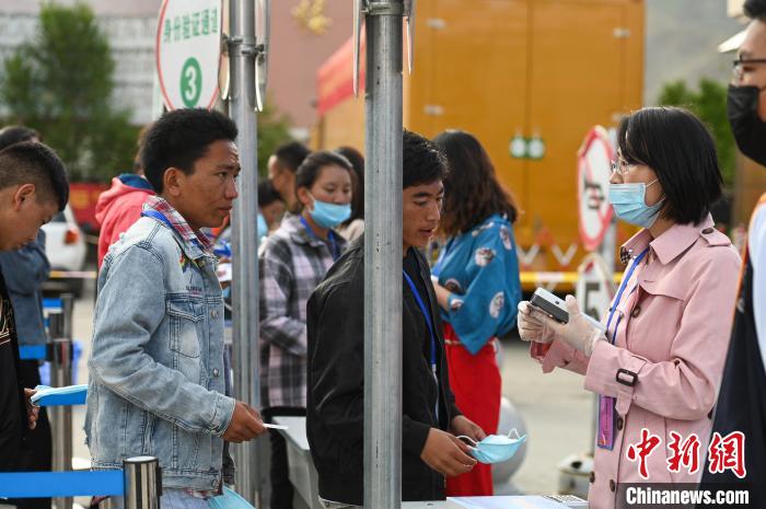 7月7日，考生在拉薩三高考點外進行身份證件核驗。　何蓬磊 攝