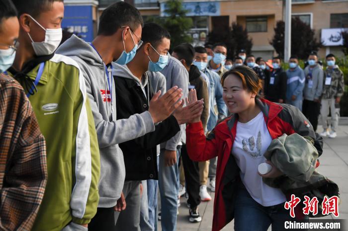 7月7日，拉薩三高考點外，領隊老師與考生擊掌鼓勁加油?！『闻罾?攝