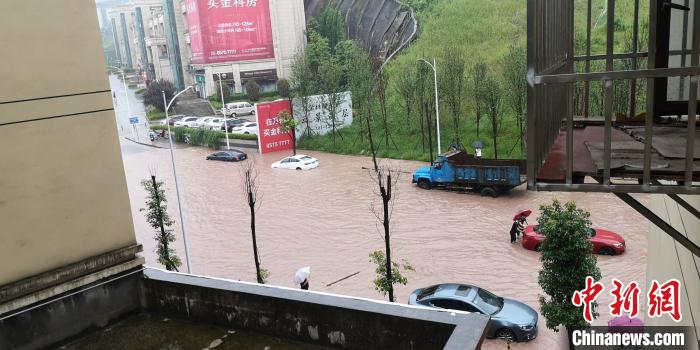 圖為重慶萬州城區(qū)積水嚴(yán)重?！≈貞c萬州區(qū)委宣傳部供圖 攝