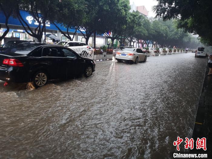 圖為重慶萬州城區(qū)積水嚴(yán)重?！≈貞c萬州區(qū)委宣傳部供圖 攝