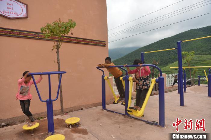 甲甲溝村里玩耍的孩子?！埨?攝