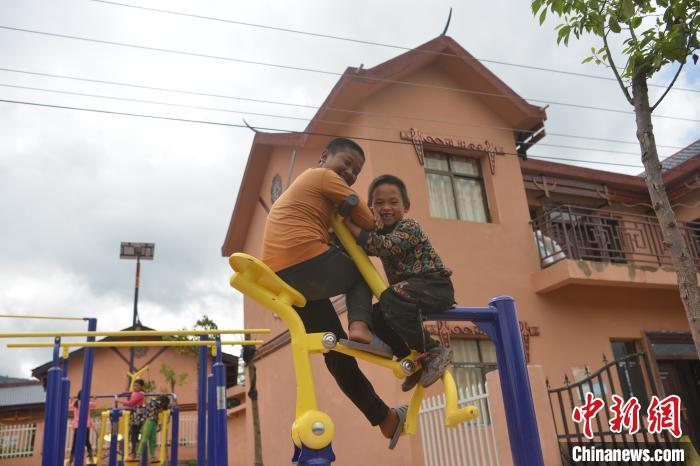 甲甲溝村里玩耍的孩子?！埨?攝