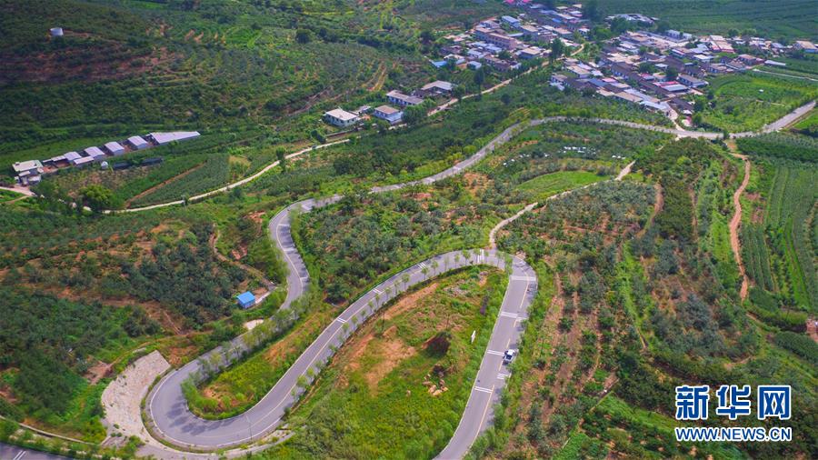 （新華全媒頭條·走向我們的小康生活·圖文互動(dòng)）（1）長(zhǎng)城腳下，小康村串成“珍珠鏈”