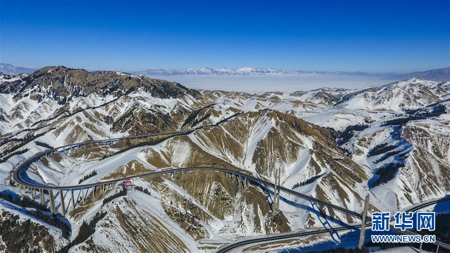 (新華全媒頭條·圖文互動)(1)旗引天山南北 譜寫發(fā)展新篇——以習近平同志為核心的黨中央關心新疆工作紀實