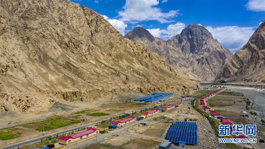 (新華全媒頭條·圖文互動)(6)旗引天山南北 譜寫發(fā)展新篇——以習近平同志為核心的黨中央關心新疆工作紀實