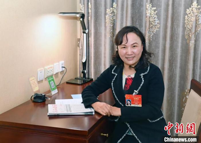 全國(guó)人大代表，浙江省臺(tái)州市椒江區(qū)大陳實(shí)驗(yàn)學(xué)校校長(zhǎng)、黨支部書記翁麗芬 蔡榮章 攝