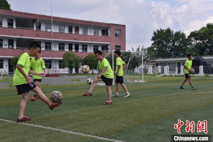 人大代表呼吁篩查防控青少年頸椎、脊柱等健康問題