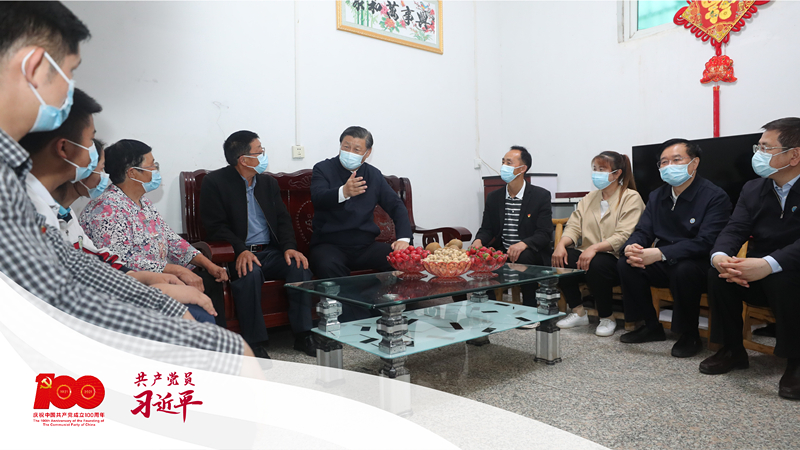 2021年5月13日下午，習近平總書記在河南省南陽市淅川縣九重鎮(zhèn)鄒莊村，同移民戶鄒新曾一家三代圍坐在一起聊家常。