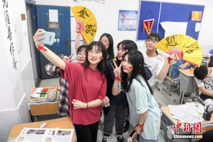 資料圖：6月6日，2021年高考前夕，湖南長沙同升湖實驗學校高三年級，考生們在教室內(nèi)合影。 楊華峰 攝