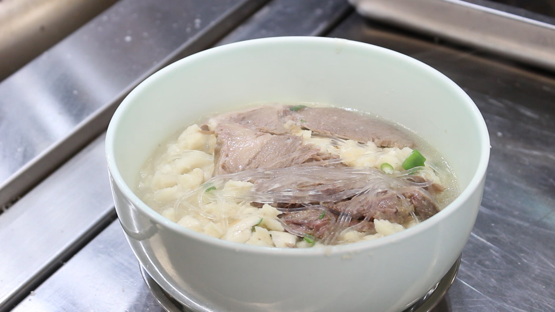 【陜菜大師和他們的拿手菜】烏平：“知足者常樂(lè)，食客愛(ài)吃我做的牛羊肉泡饃，就是我最大的滿足”_fororder_圖片8