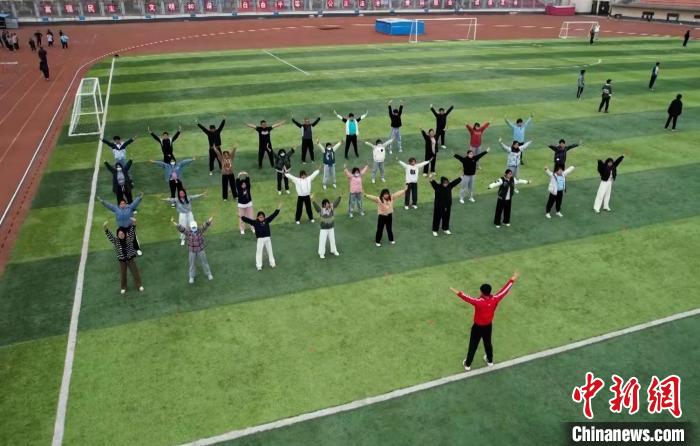 寧夏大學(xué)校園內(nèi)，學(xué)生跟隨老師練習(xí)八段錦。 謝宇 攝