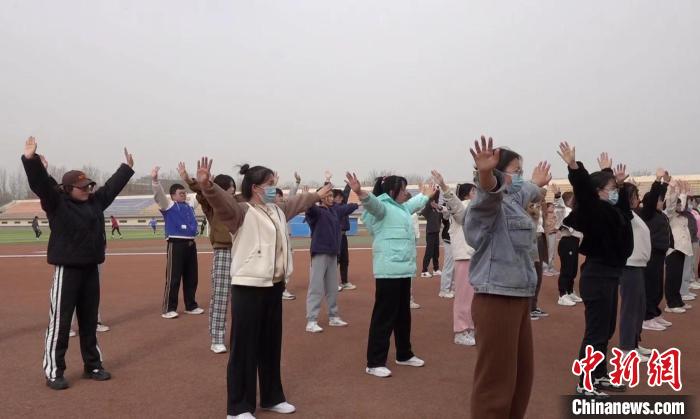 寧夏大學(xué)校園內(nèi)，學(xué)生練習(xí)八段錦。 謝宇 攝