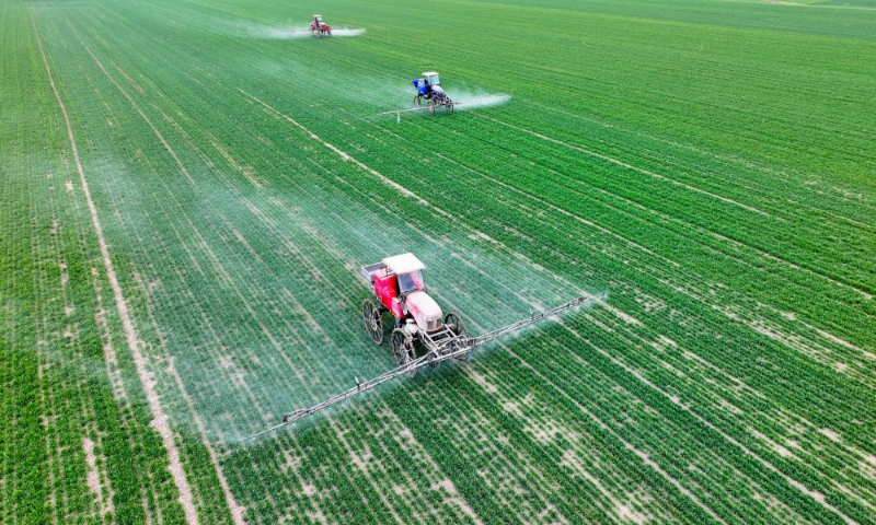 2024年2月18日，安徽省亳州市，利辛縣紀(jì)王場(chǎng)鄉(xiāng)孫老家村麥田，農(nóng)民駕駛自走式高桿噴霧機(jī)對(duì)小麥進(jìn)行噴藥作業(yè)。